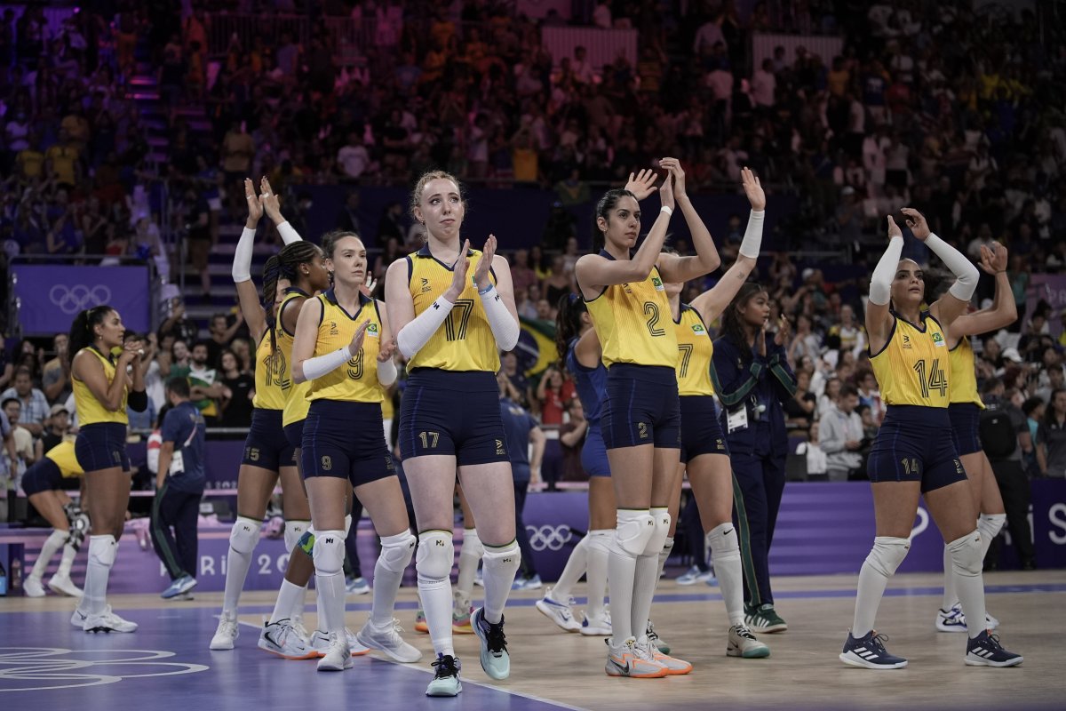 Seleção feminina volta a ser castigada pelos EUA e vai brigar pelo bronze no vôlei