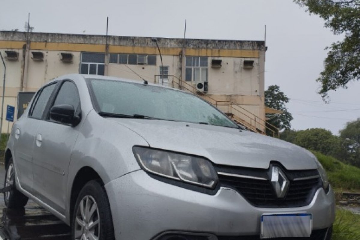 No bairro da Liberdade, veículo roubado é recuperado pela PM