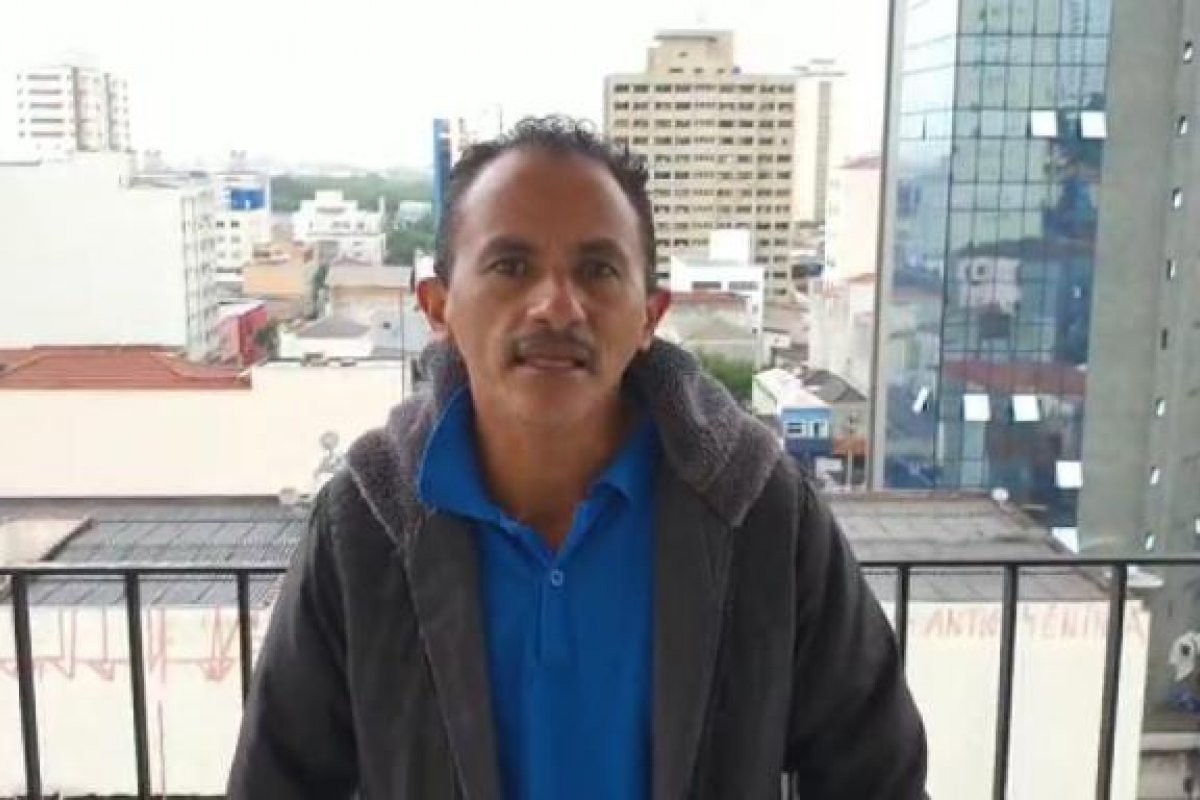 Cantor do hit ''caneta Azul'' leva golpe de empresário