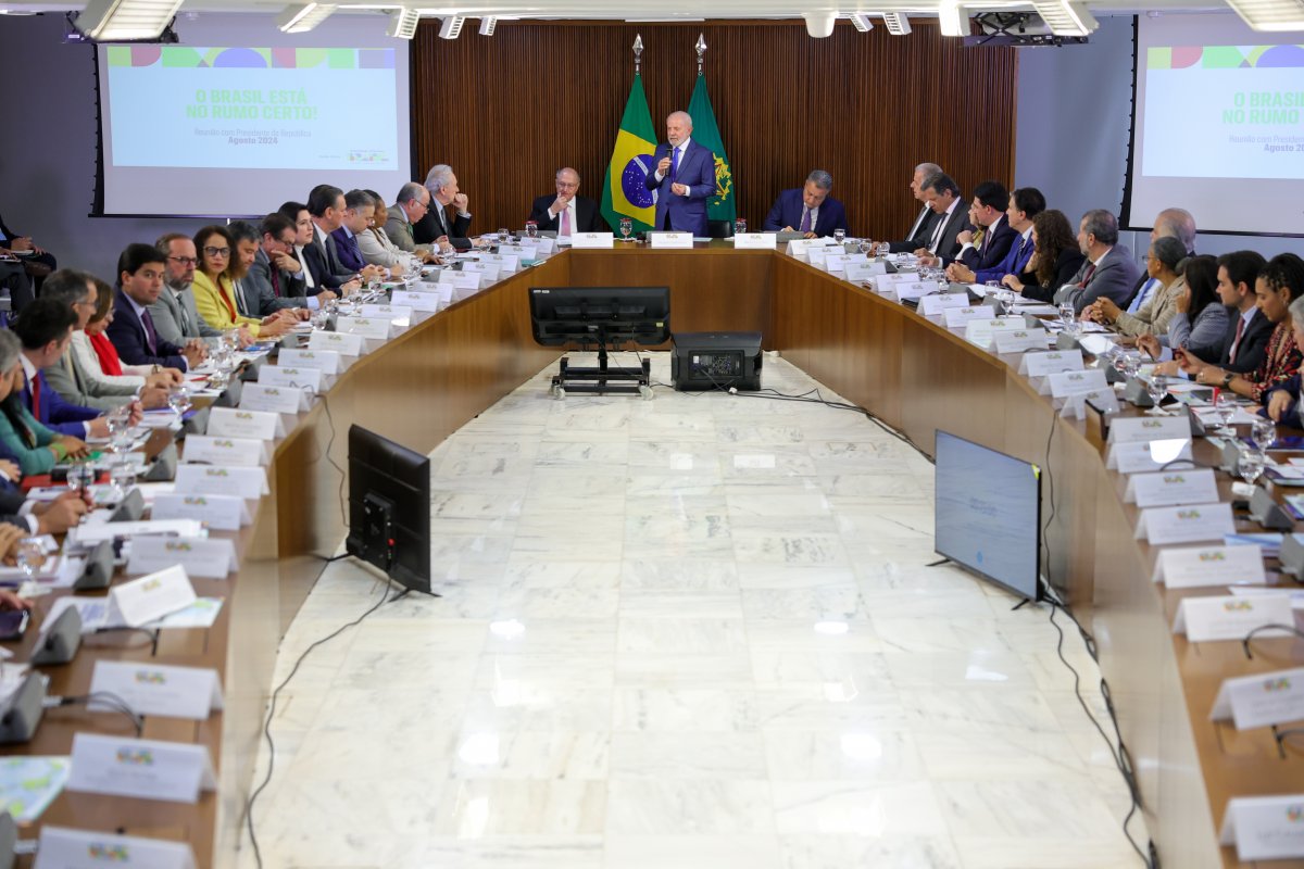 Lula diz a ministros que eleições no Congresso não podem afetar funcionamento do governo