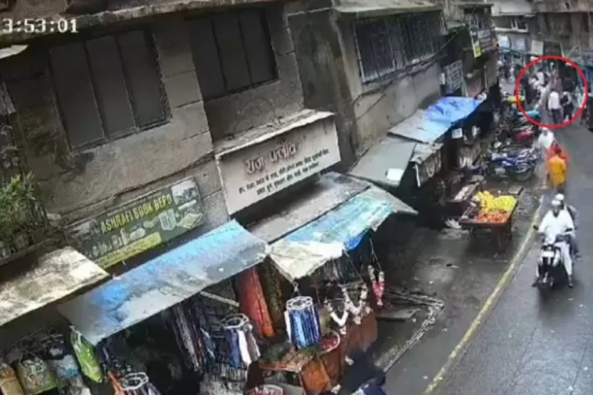 Menina morre após ser atingida por cachorro que caiu de prédio na Índia