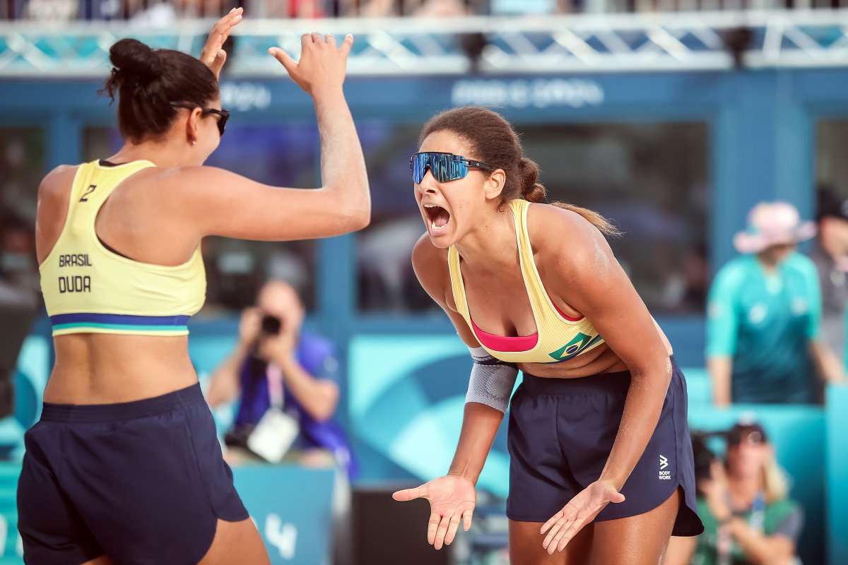 Paris 2024: Ana Patrícia e Duda vencem australianas e vão à final no vôlei de praia