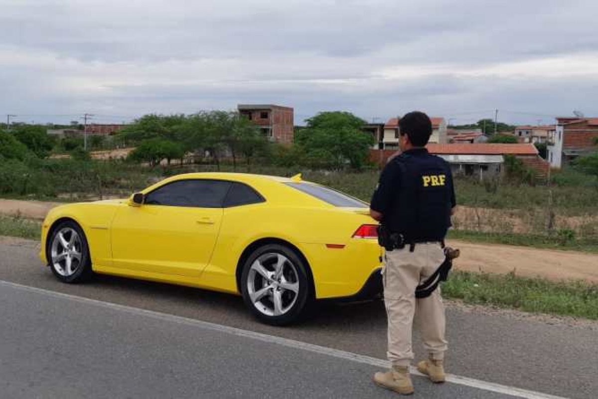 PRF apreende Camaro com documentação irregular em Capim Grosso, na Bahia