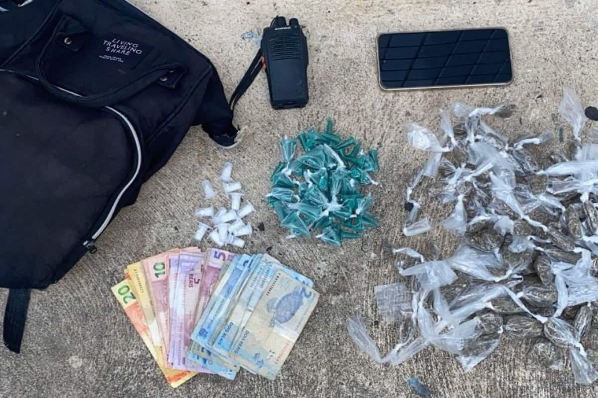 Suspeito é preso por tráfico de drogas em bairro de Salvador