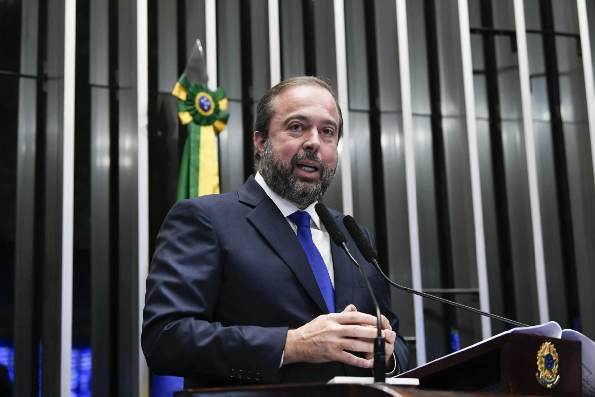 Conta de luz deve cair ao menos 2,5%, diz ministro de Minas e Energia