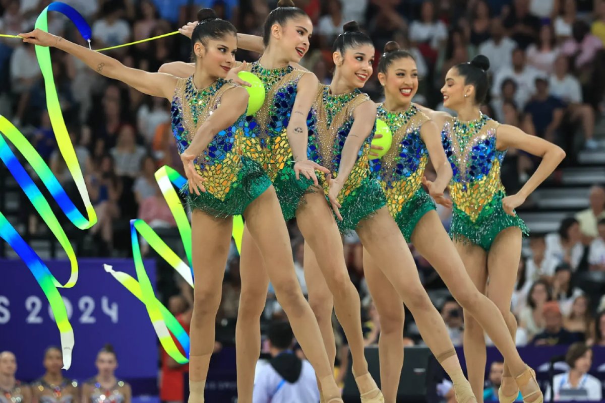 Ginasta brasileira se machuca, vai aos prantos e sai carregada por técnica