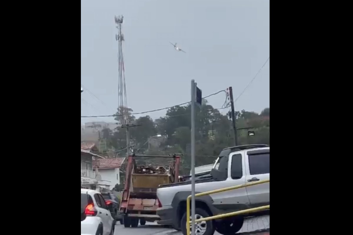 Vídeo: avião cai em Vinhedo com 62 pessoas, no interior de São Paulo