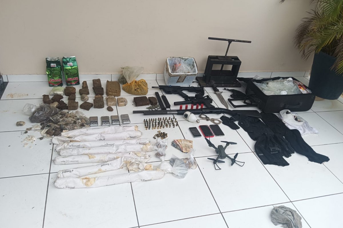 PMs de MG e da BA apreendem metralhadora, drone e drogas em Cândido Sales