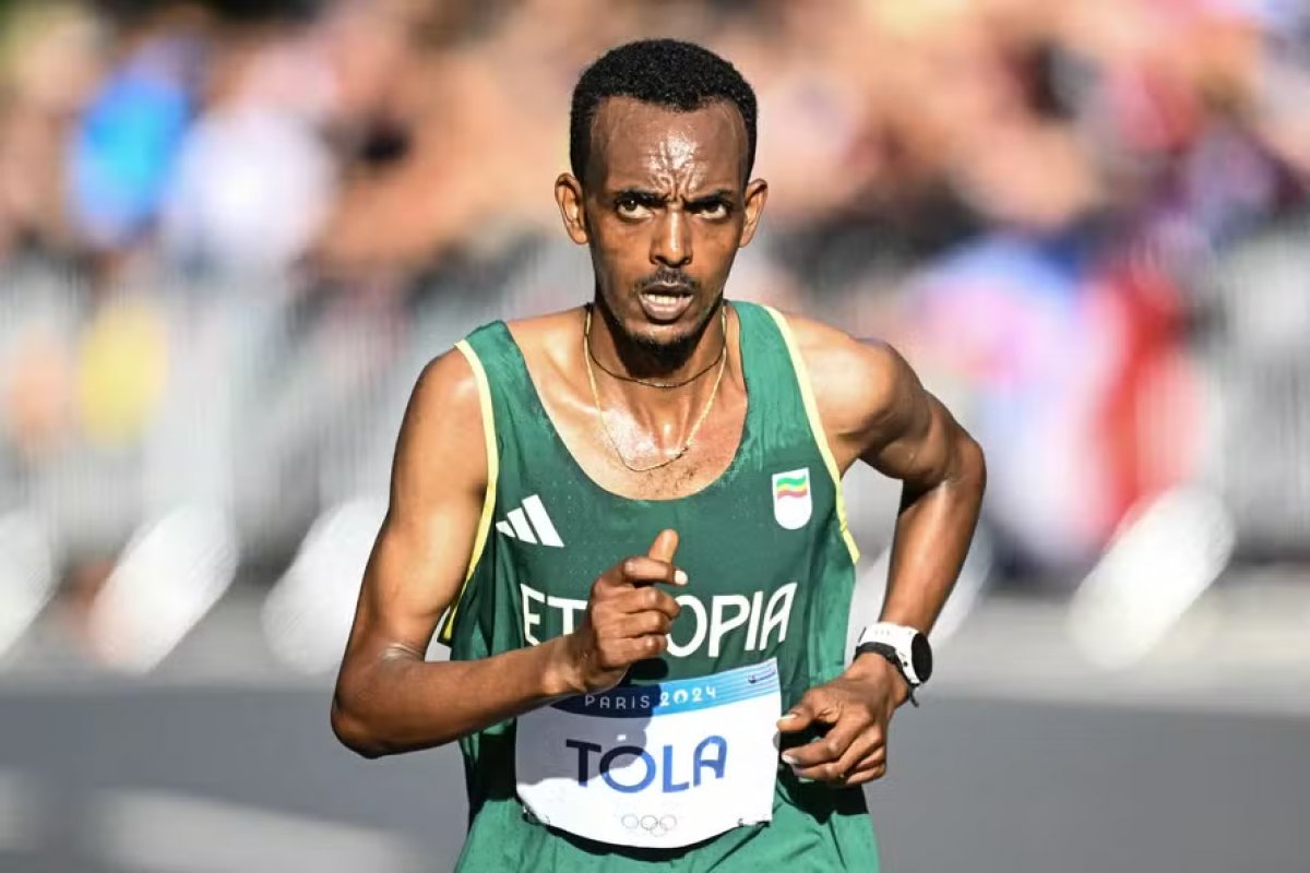 Etíope Tamirat Tola vence maratona masculina e bate recorde em Paris