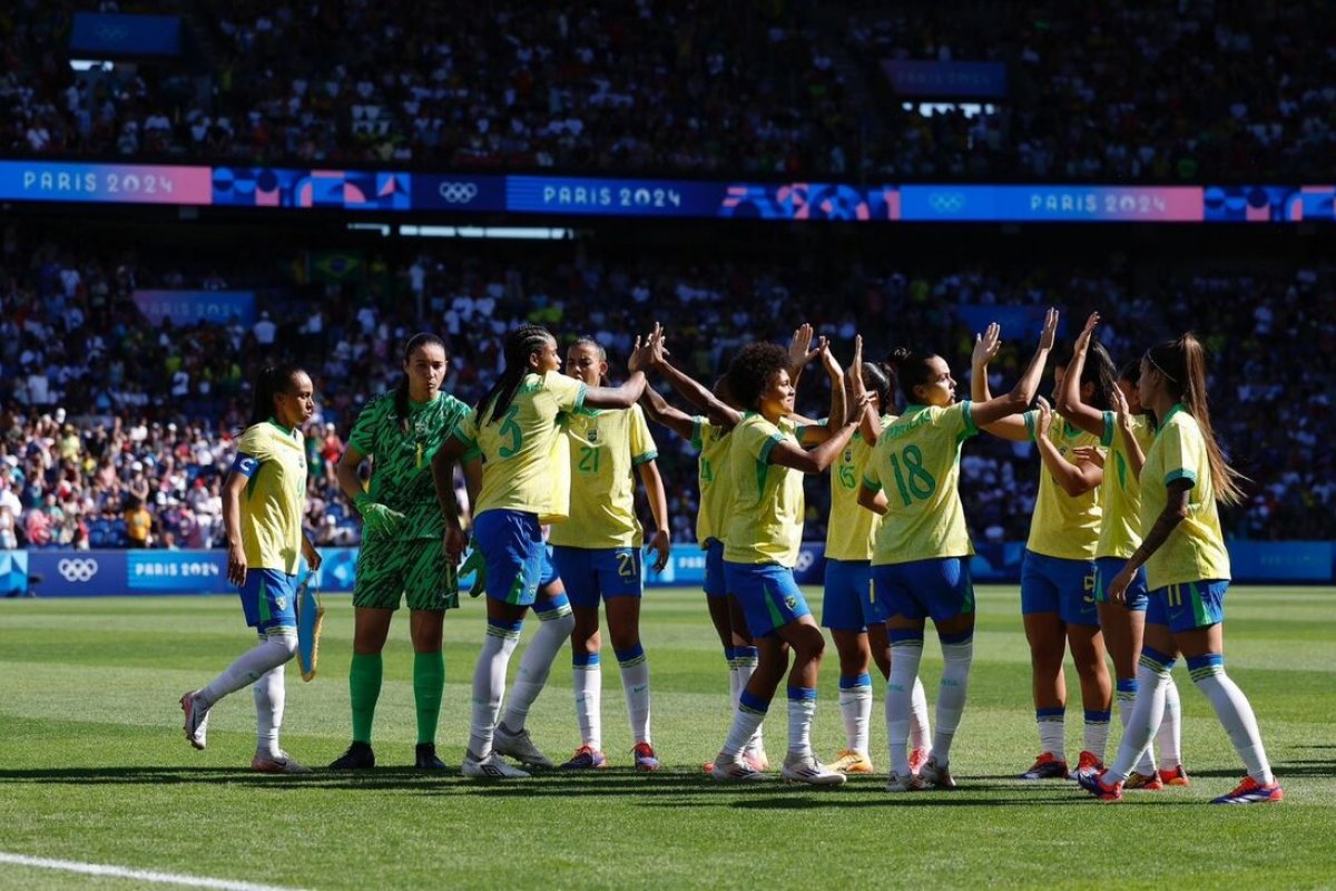 Brasil conquista medalha de prata no futebol feminino após derrota para os EUA na final olímpica