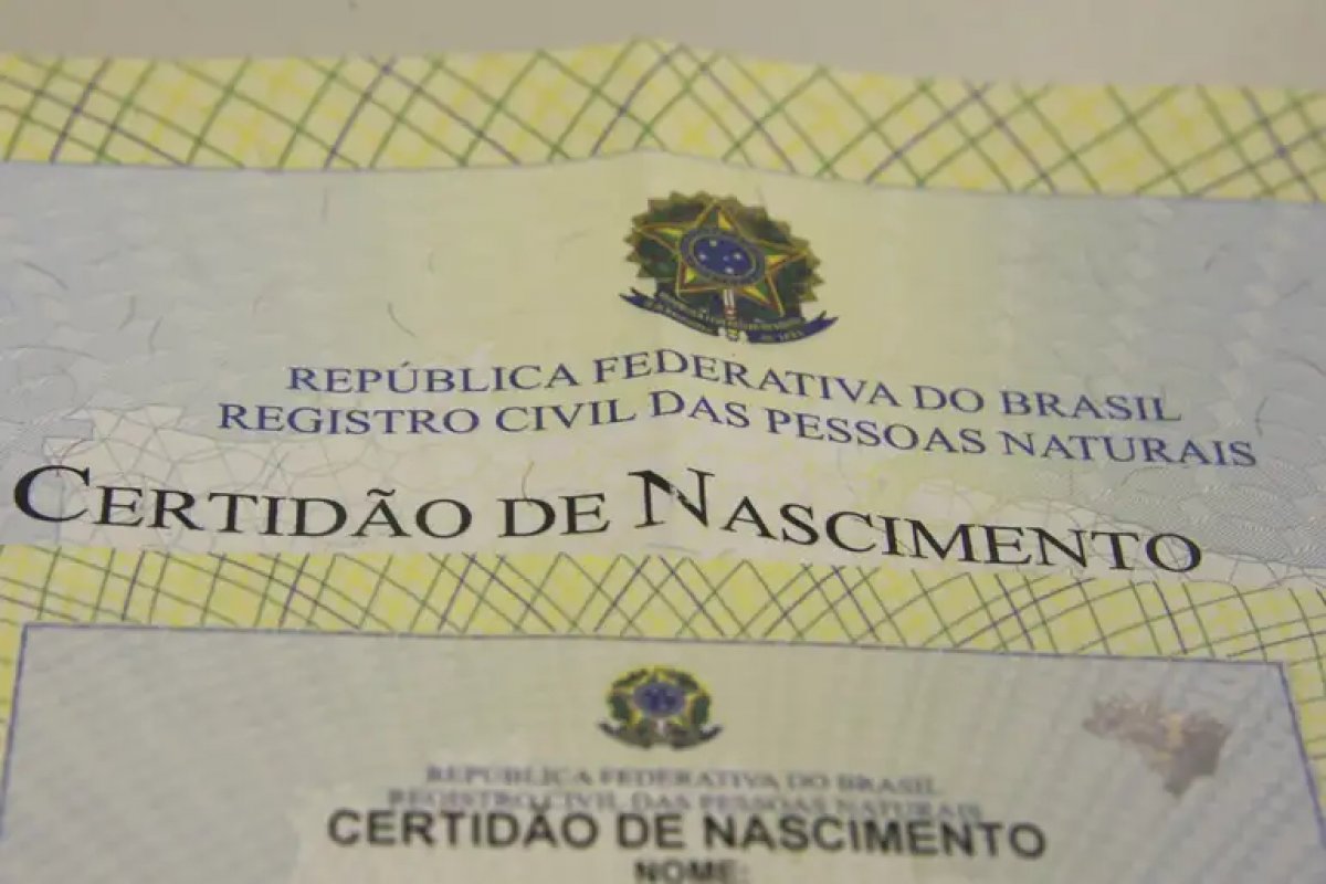 Aumenta número de crianças registradas sem o nome do pai no Brasil