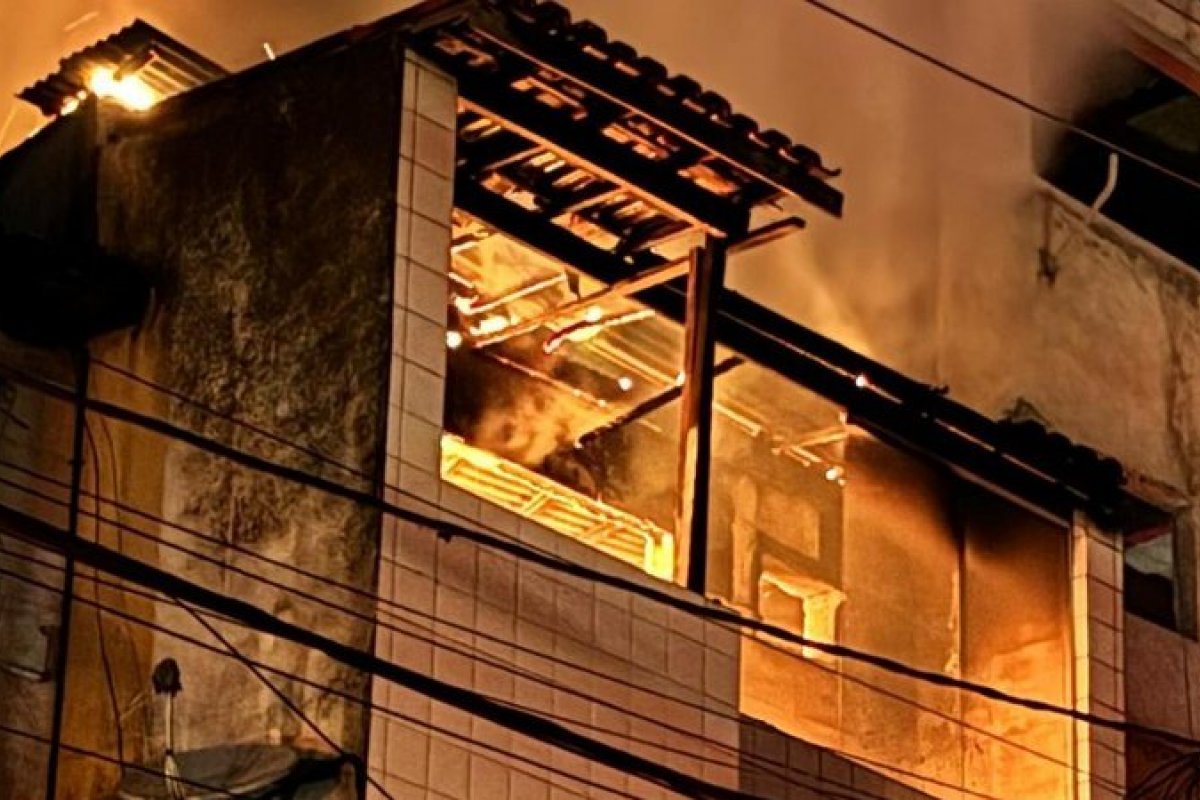 Incêndio de grandes proporções atinge duas casas no bairro de Santa Cruz, em Salvador