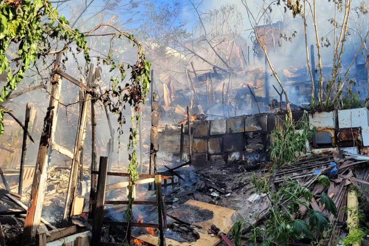 Incêndio destrói barracos de madeira em comunidade de Salvador