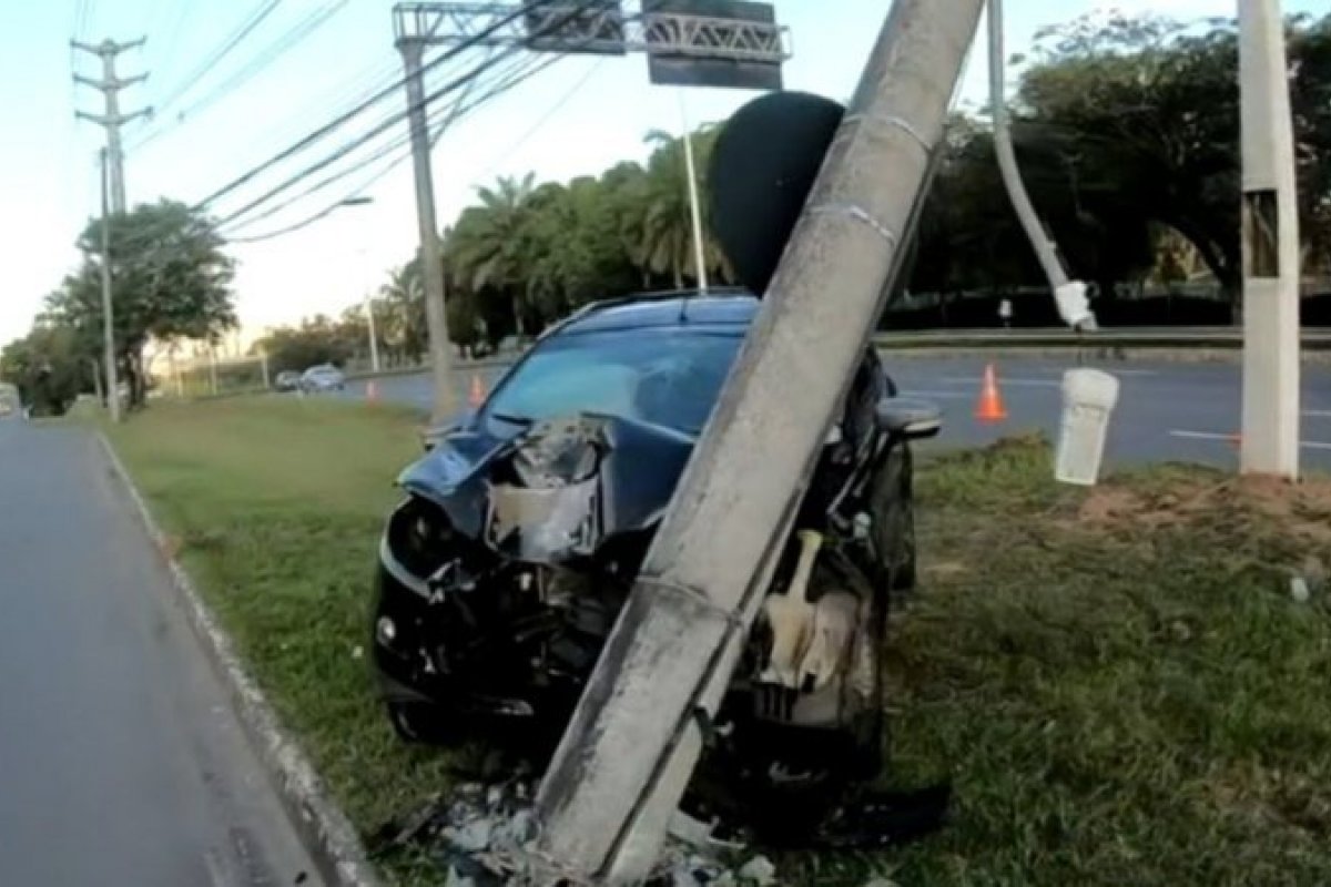 Motorista perde controle de direção e carro bate em poste na Paralela