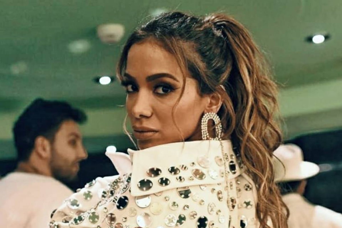Em defesa do funk, Anitta critica Regina Duarte