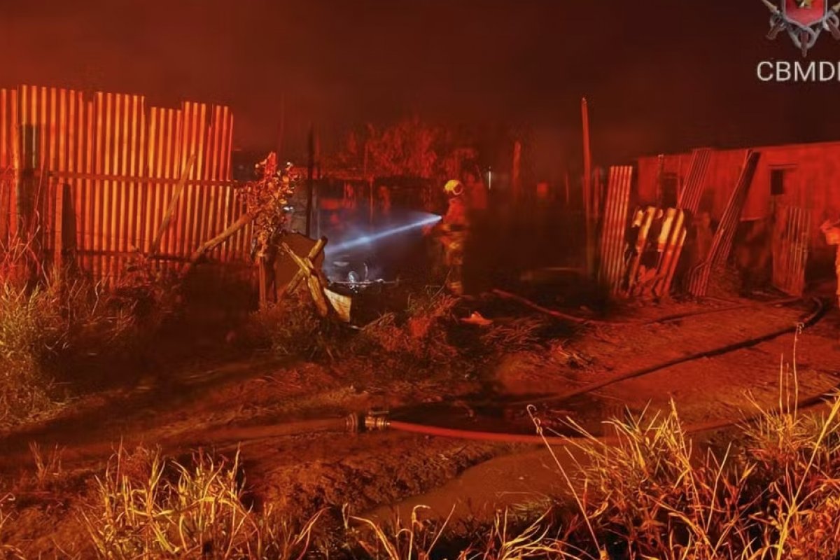 Incêndio em barraco de madeira deixa cinco mortos no Distrito Federal