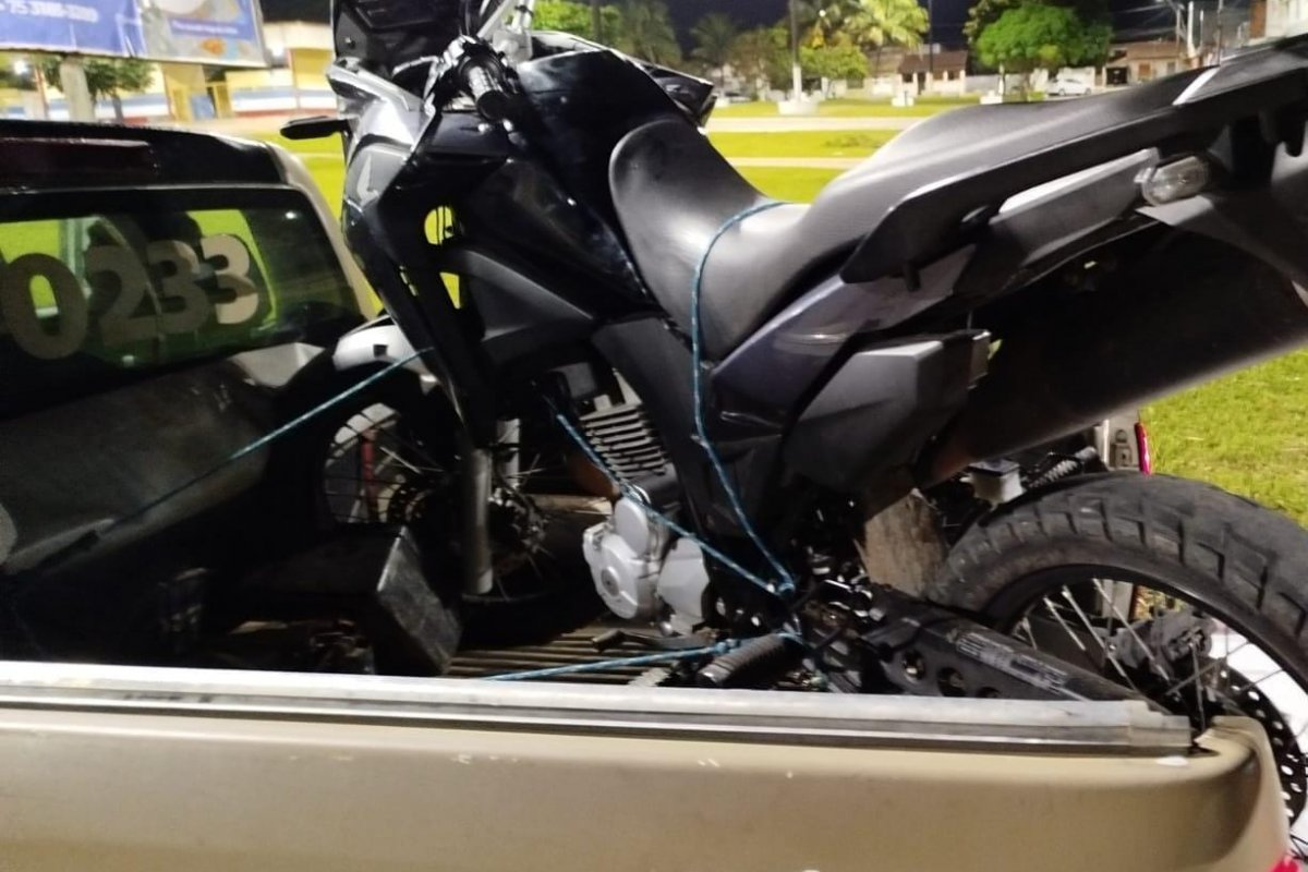 Dois homens são presos com uma moto roubada em Acajutiba