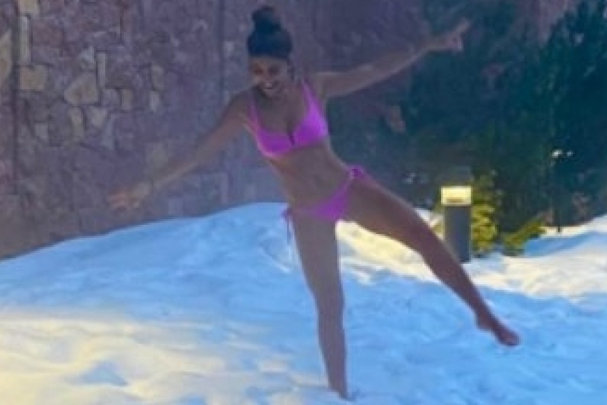 Juliana Paes encara neve só de biquíni