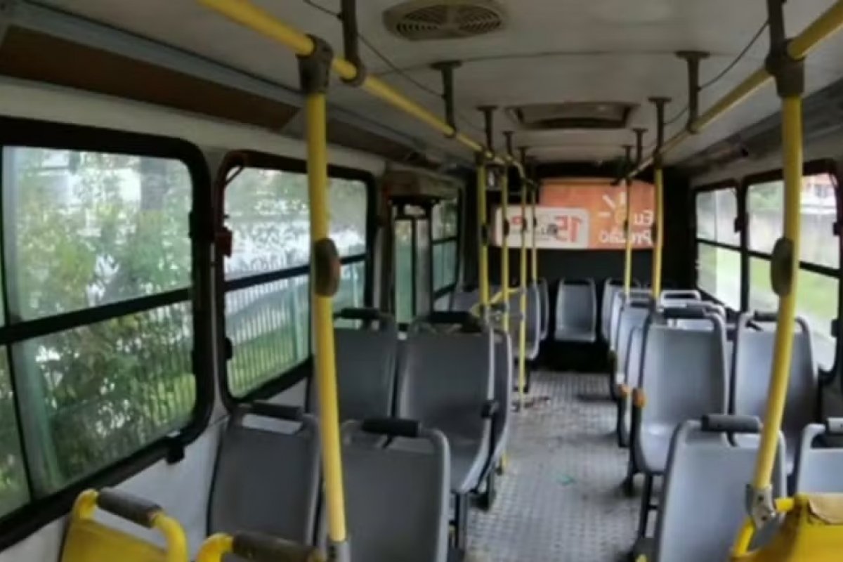 Assalto a ônibus termina com dois passageiros baleados, suspeito morto e comparsa preso em Salvador