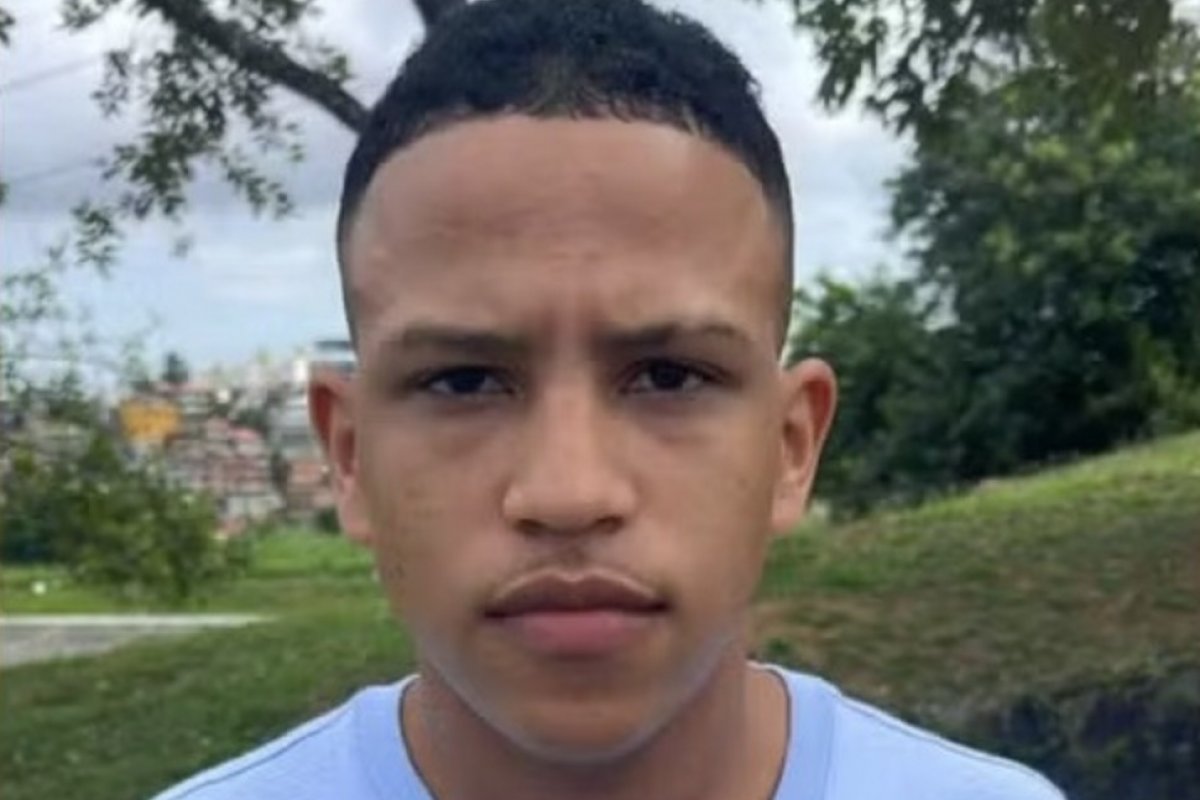 Jovem é solto em audiência de custódia e preso novamente por usar carro roubado para comparecer ao Fórum