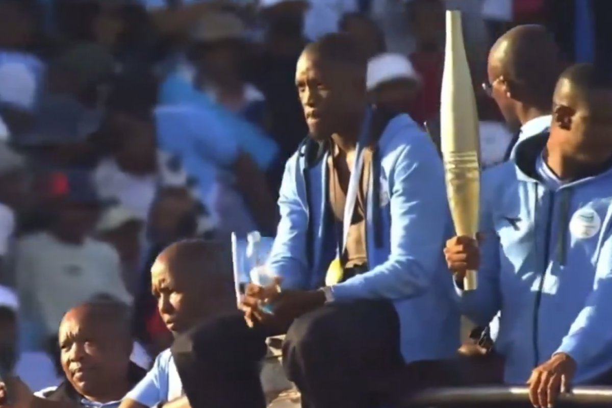 Botswana celebra chegada do primeiro campeão olímpico do país com estádio lotado