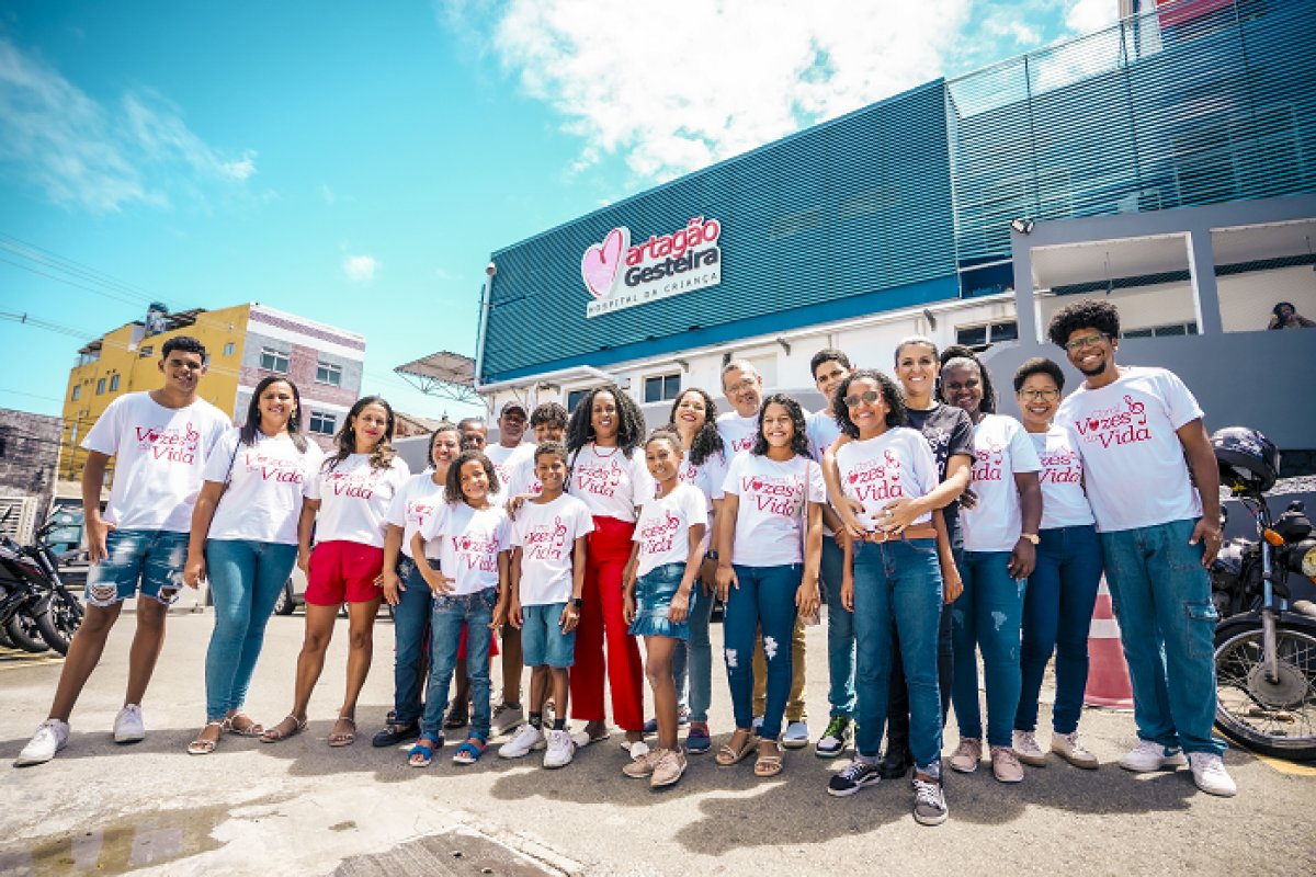 Coral Vozes da Vida faz apresentação especial no Hospital Martagão Gesteira com transmissão ao vivo e participação de Ricardo Chaves!