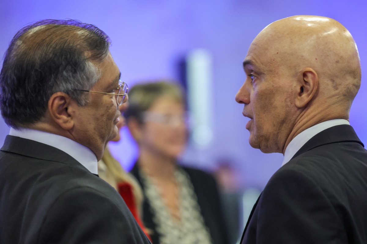 Dino defende Moraes após revelação de mensagens e diz que ministro cumpriu dever de ofício