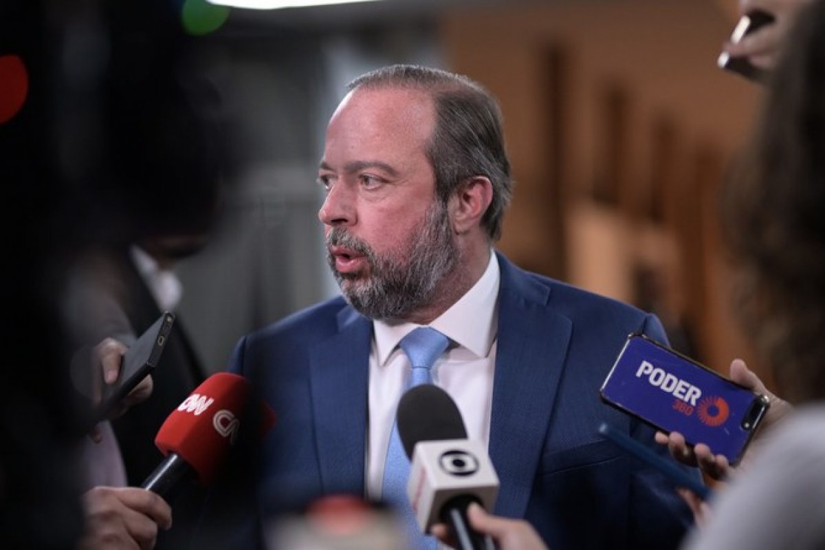 Silveira aciona Cade e ANP sobre alta nos preços de combustíveis