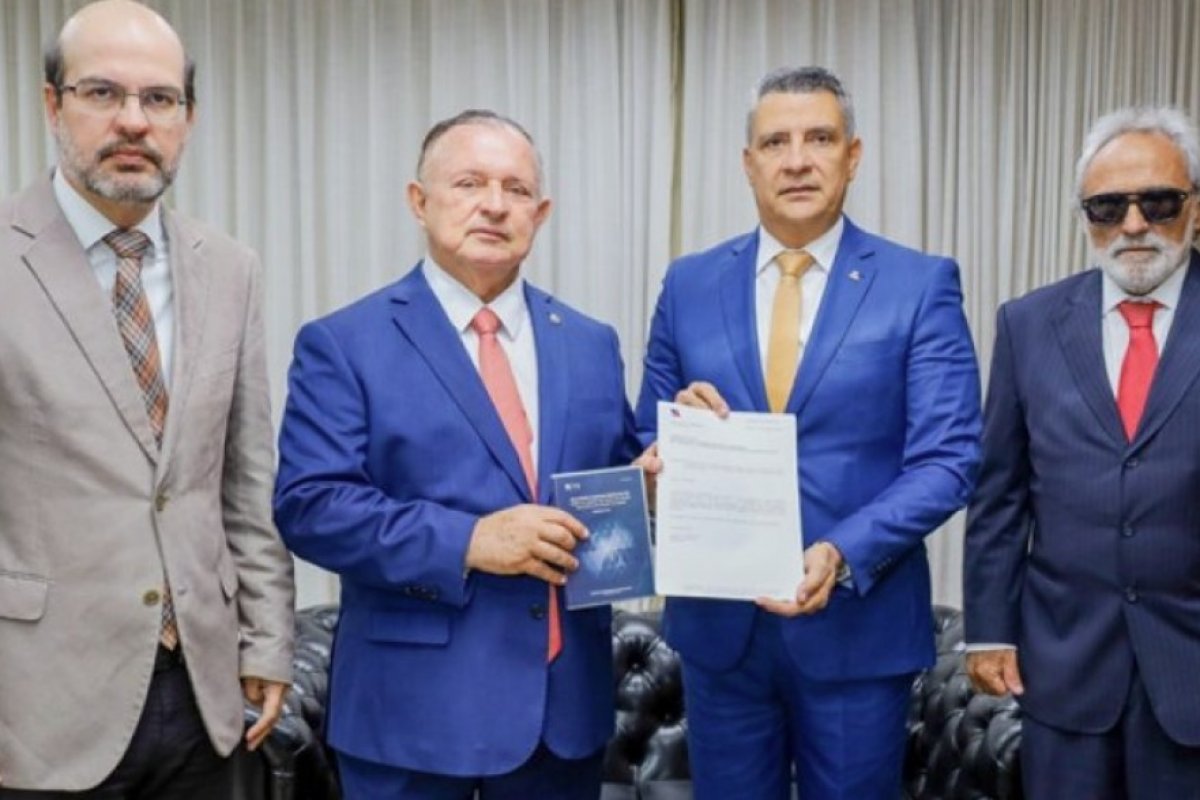 TCE-BA entrega à ALBA Relatório e Parecer Prévio sobre as contas de Jerônimo Rodrigues