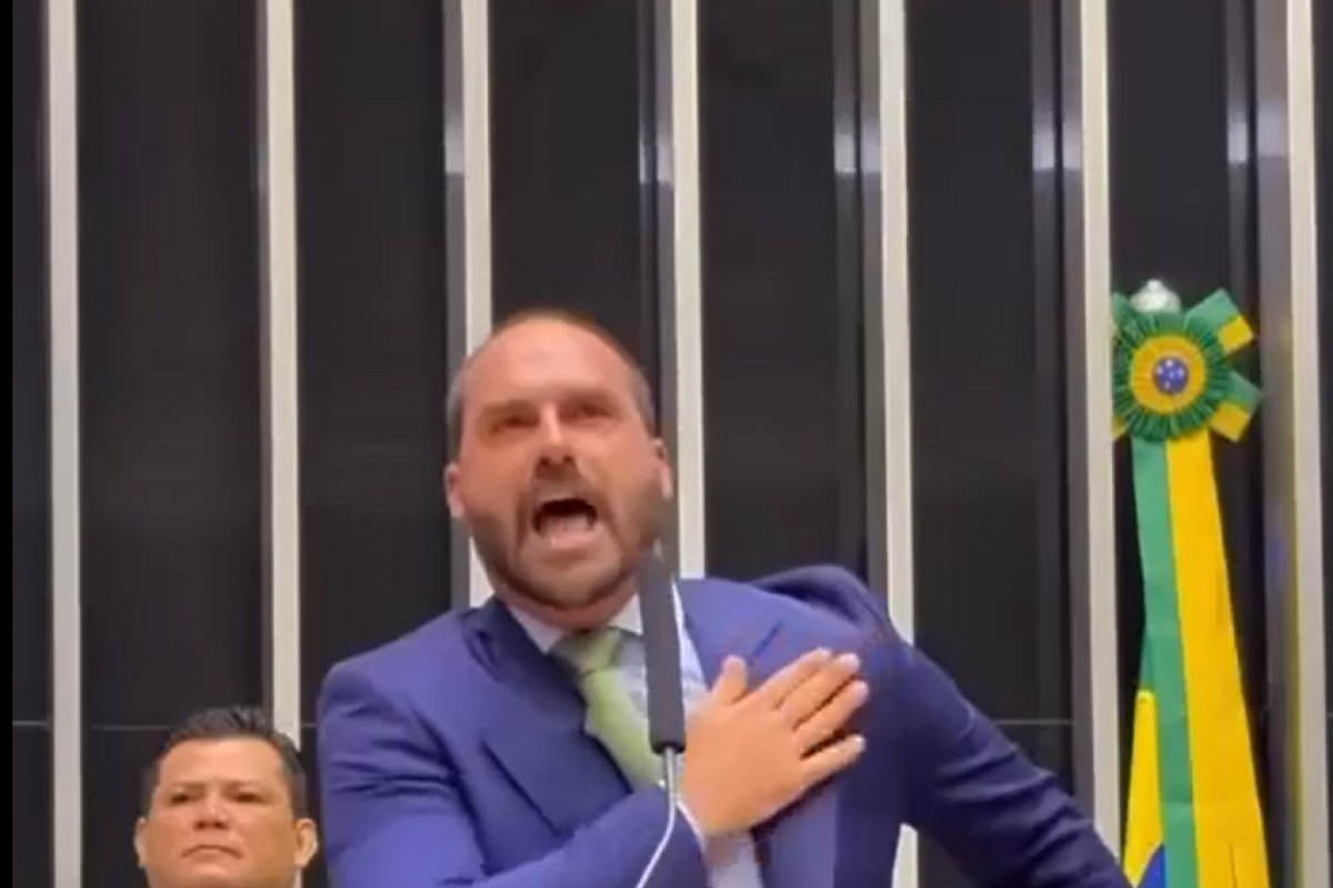 Vídeo: Eduardo Bolsonaro chama delegado da PF de “p****** do Moraes”