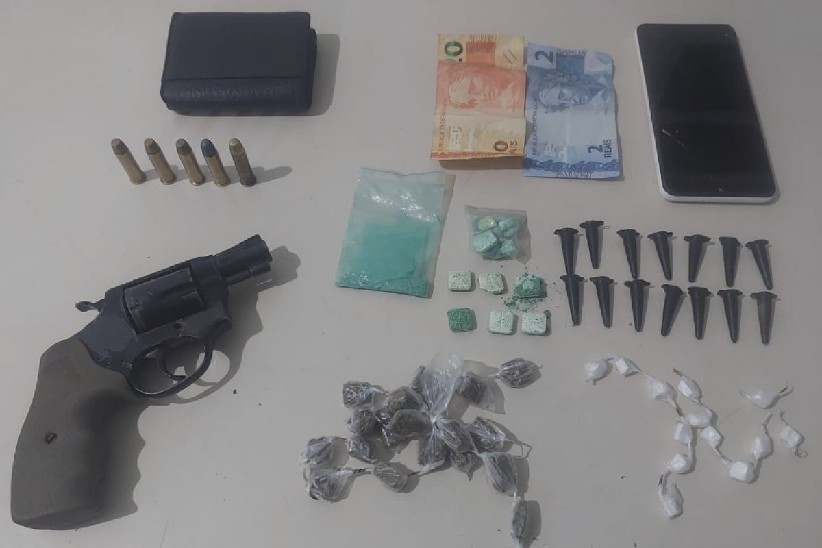 Dupla é presa com arma e drogas no sul da Bahia