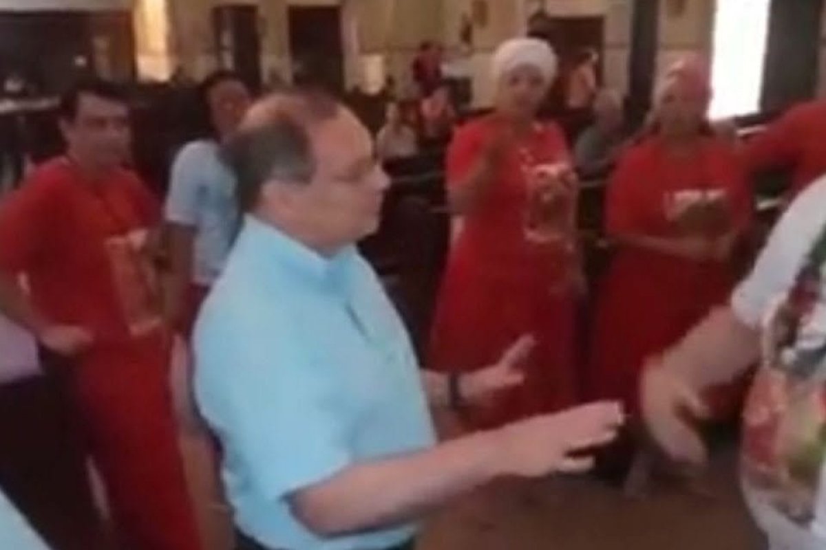 Padre impede culto de umbanda dentro de igreja católica