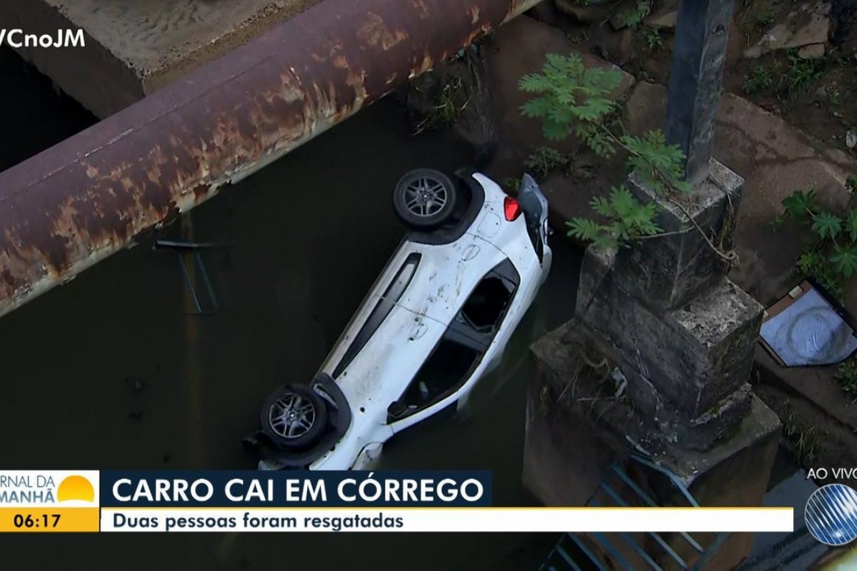 Carro cai em córrego na Av. Tancredo Neves, em Salvador