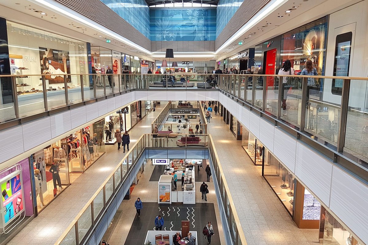 Dupla invade e furta loja de joias em shopping de Salvador