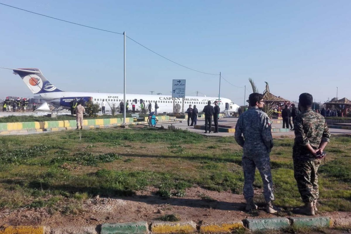 Avião sai da pista e entra em rua próxima de aeroporto iraniano