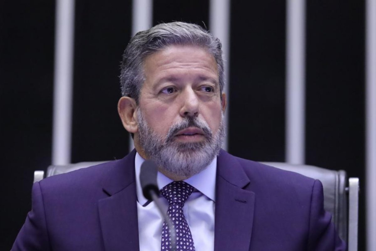 Lira tira da gaveta outra PEC que limita decisões do STF