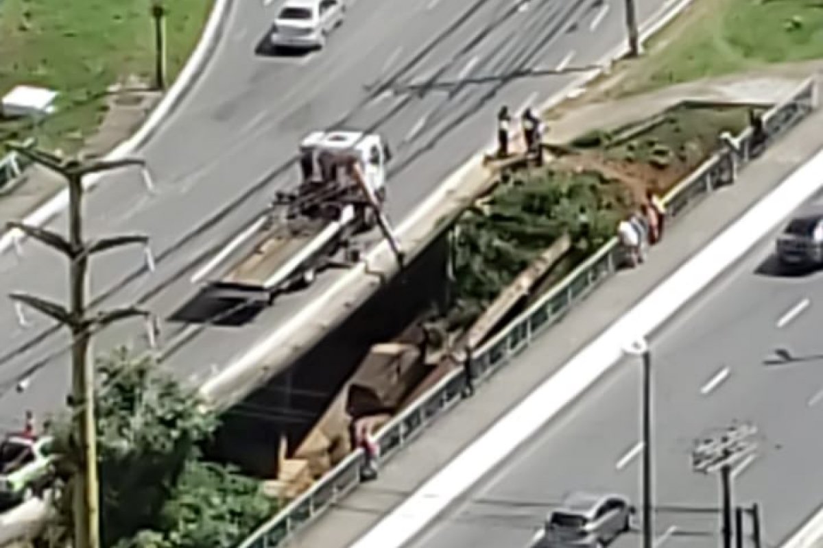 Carro é retirado após cair em córrego na Av. Tancredo Neves, em Salvador