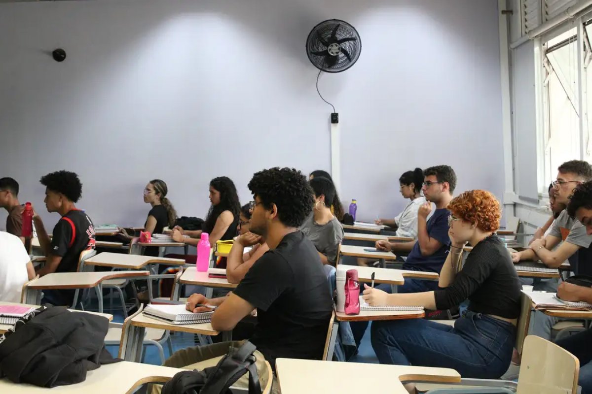 Cerca de 2 milhões de candidatos fazem as provas do CNU neste domingo