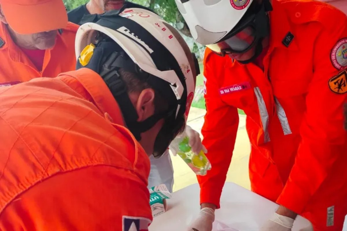 Homem aciona bombeiros para remover anel preso em dedo inchado após 8 dias