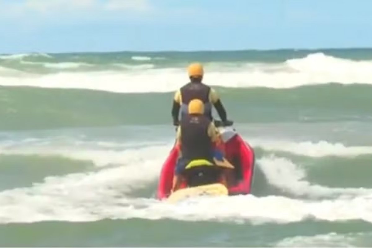 Jovem que sumiu ao entrar no mar em praia de Salvador, segue desaparecido nesta terça