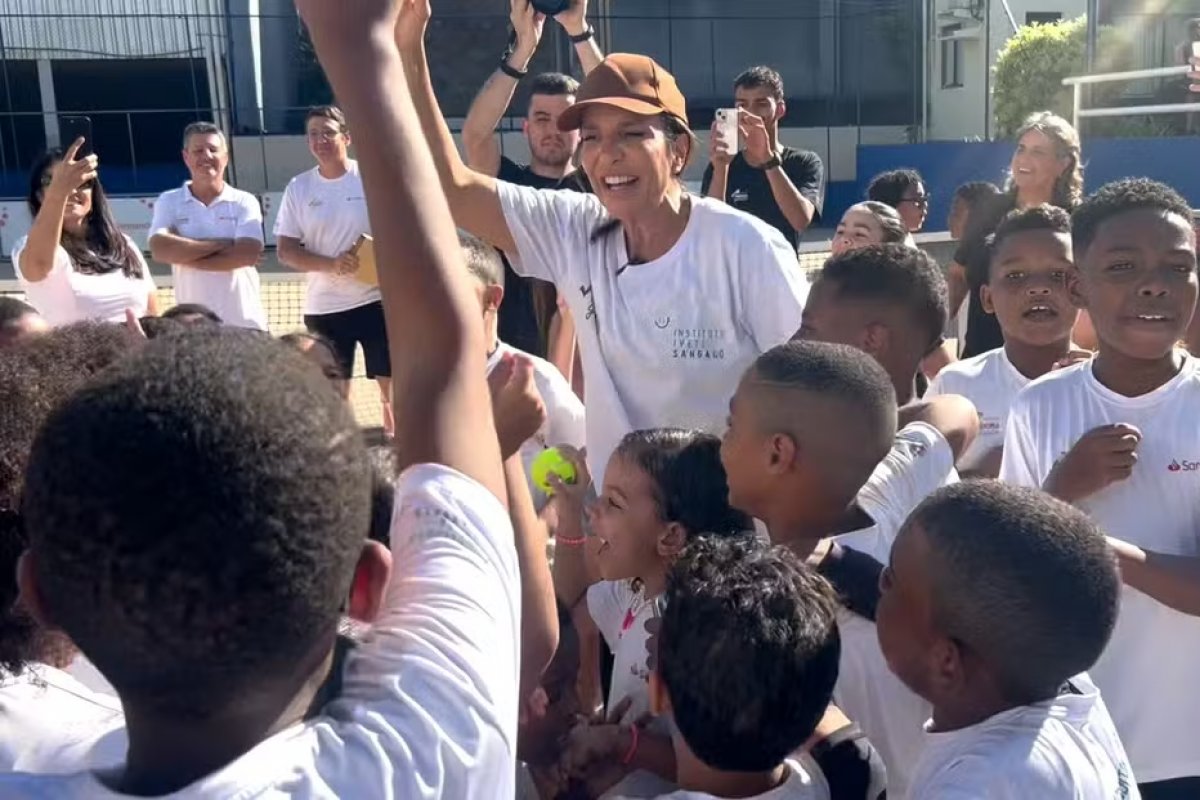 Ivete Sangalo surpreende crianças em visita a projeto social em Salvador