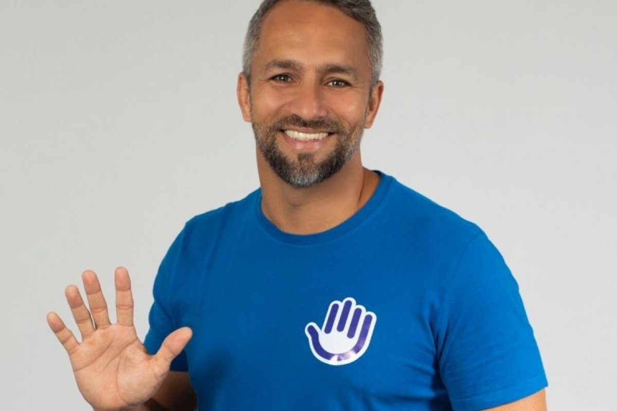 Justiça Eleitoral determina que candidato em Camaçari retire adesivos afixados na cidade