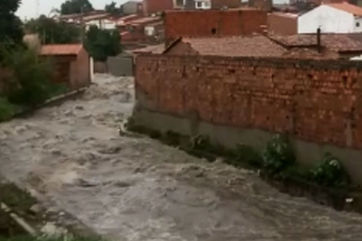 Encontrado homem que desapareceu ao cair em córrego após chuva forte