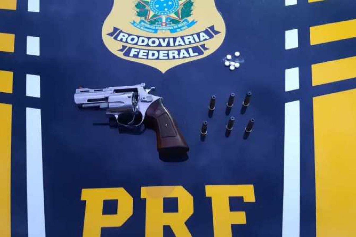 Caminhoneiro é preso com arma e drogas no oeste da Bahia