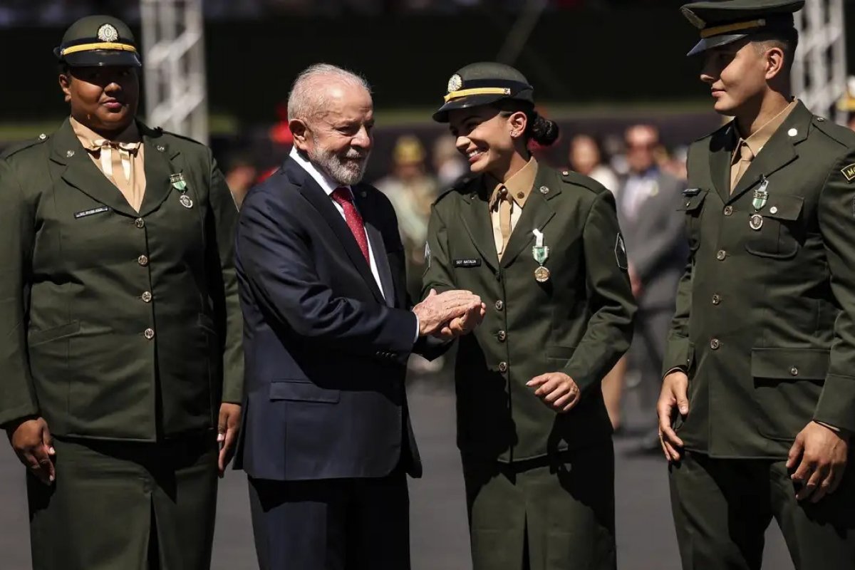 Atletas olímpicos brasileiros são condecorados com medalha do Exército