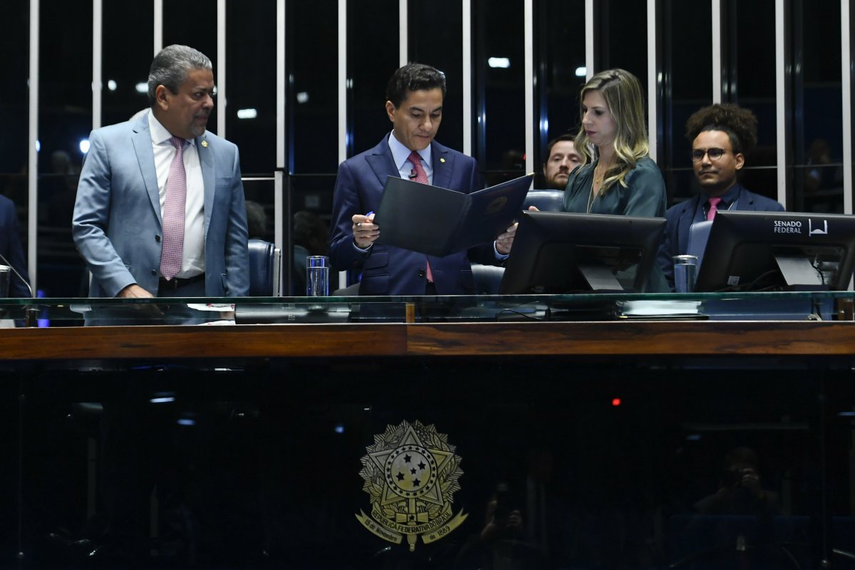 Congresso promulga PEC da Anistia enquanto discute afrouxar Lei da Ficha Limpa