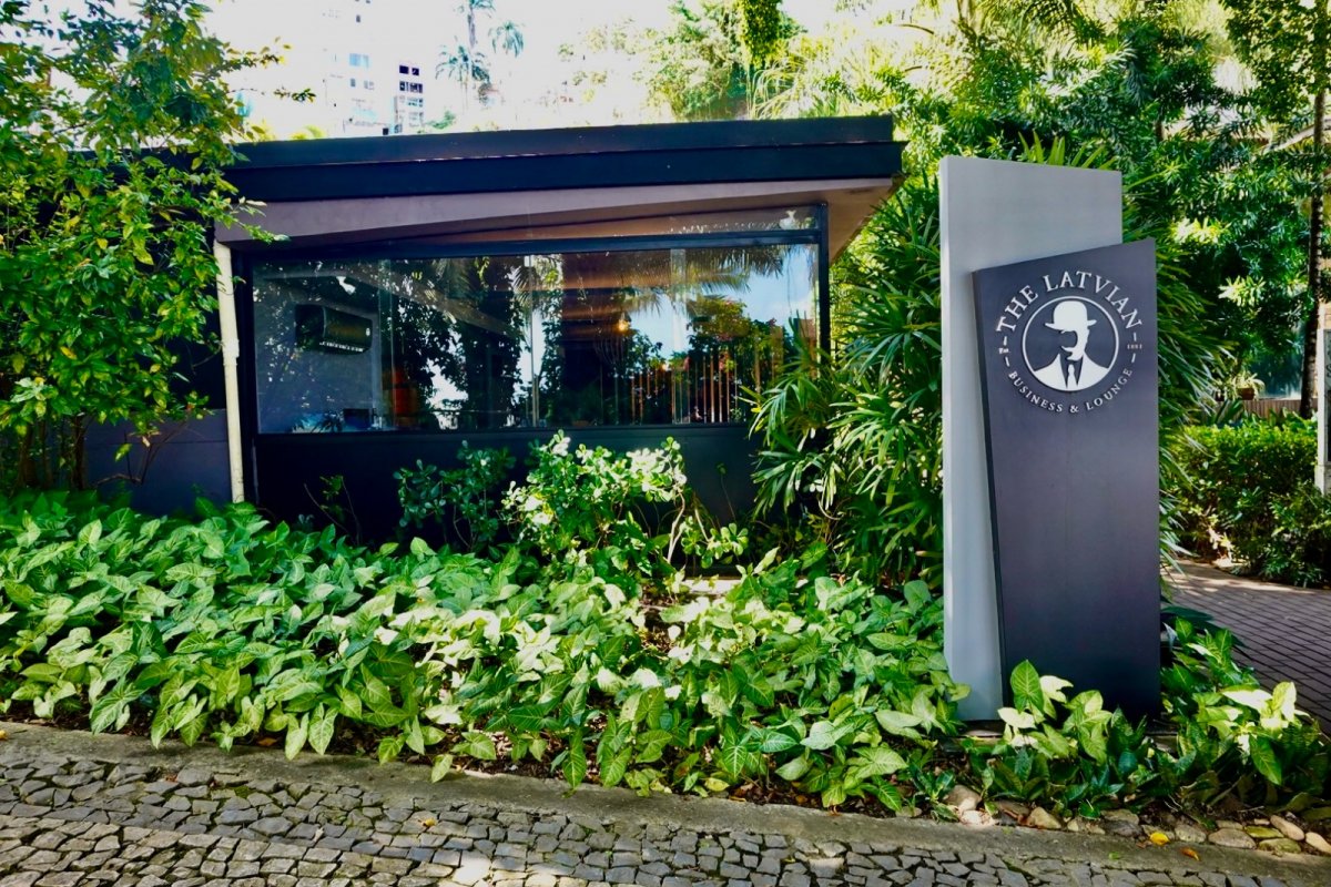 The Latvian inaugura expansão com lounge externo, gastronomia contemporânea e novas experiências!