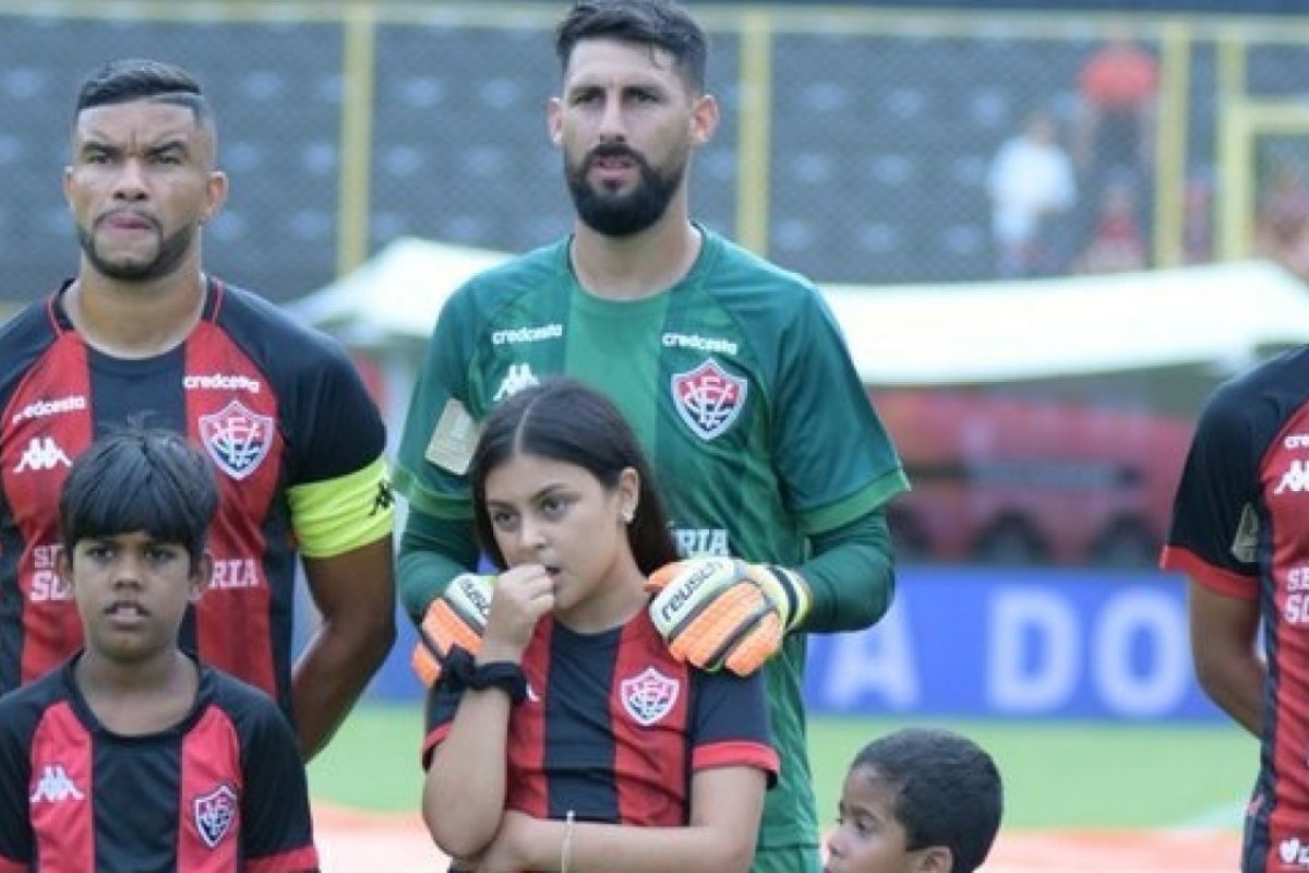 Após lesão no joelho, goleiro do Vitória passará por uma cirurgia