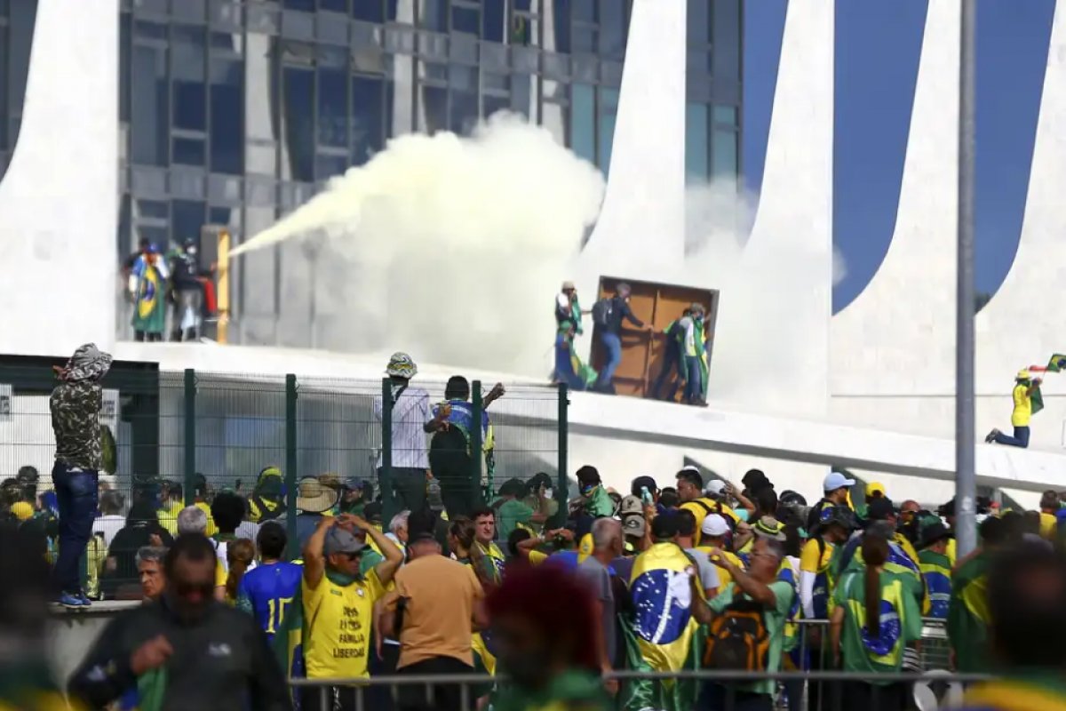 Presos do 8/1 são candidatos em 44 cidades com tornozeleiras e restrições