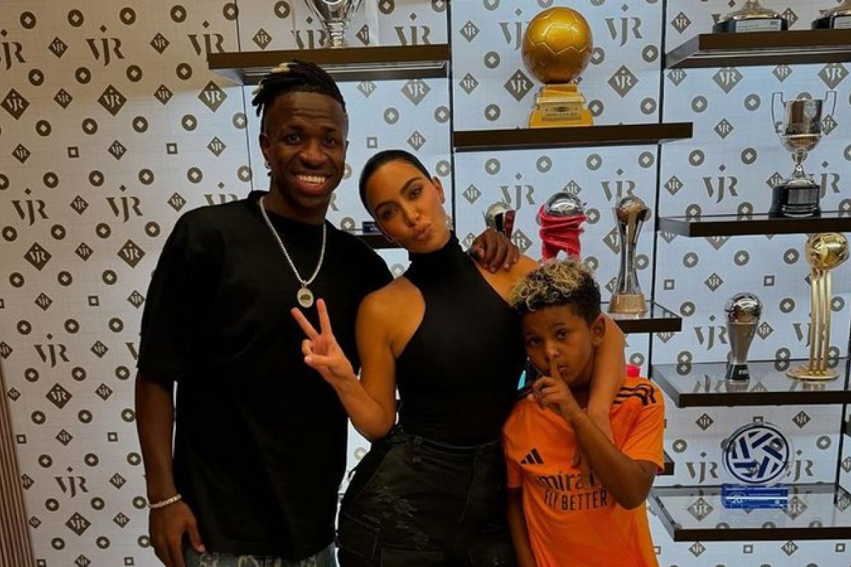 Jogador Vini Jr. recebe visita de Kim Kardashian em sua residência!